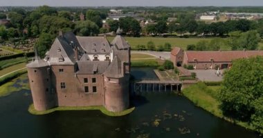 Ammersoyen kale havadan görünümü (Felemenkçe: Kasteel Ammersoyen) Ortaçağ kalesidir, Hollanda.
