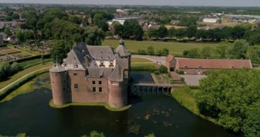 Ammersoyen kale havadan görünümü (Felemenkçe: Kasteel Ammersoyen) Ortaçağ kalesidir, Hollanda.