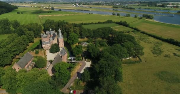 Doorwerth 城堡的鸟图 荷兰语 Kasteel Doorwerth 是荷兰阿纳姆附近的一座中世纪城堡 这座城堡坐落于莱茵河沿岸 现在有三个博物馆 — 图库视频影像