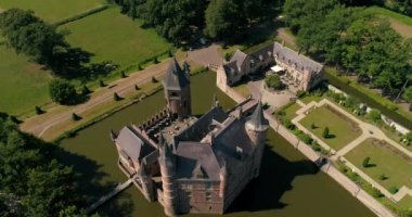 Heeswijk kale havadan görünümü (Felemenkçe: Kasteel Heeswijk) Ortaçağ kalesidir, Hollanda.