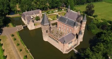 Heeswijk kale havadan görünümü (Felemenkçe: Kasteel Heeswijk) Ortaçağ kalesidir, Hollanda.