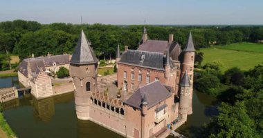 Heeswijk kale havadan görünümü (Felemenkçe: Kasteel Heeswijk) Ortaçağ kalesidir, Hollanda.