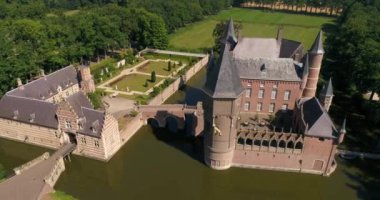 Heeswijk kale havadan görünümü (Felemenkçe: Kasteel Heeswijk) Ortaçağ kalesidir, Hollanda.