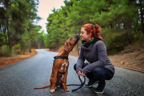 Portrait Happy Teenage Girl Rhodesian Ridgeback Dog Dog Giving Girl — Stock Photo, Image