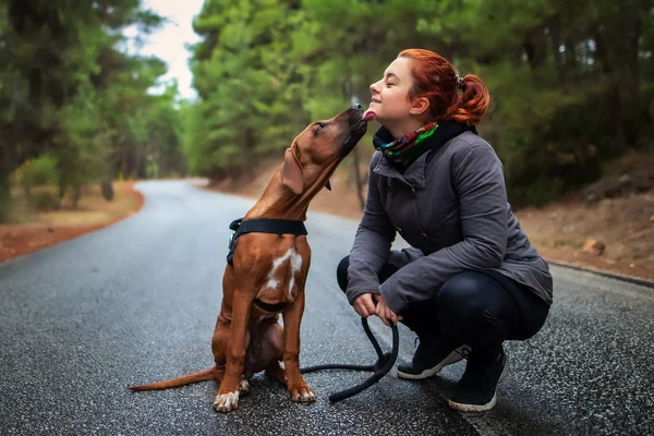 Mutlu Genç Kız Rodezya Ridgeback Köpek Portre Kız Tatlı Öpücük — Stok fotoğraf