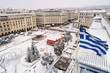 Thessaloniki, Yunanistan - 5 Ocak 2019: Ünlü karlı Aristotelous Square şehirde Thessaloniki, Yunanistan hava görünümünü. Kare turistler ve yerliler, birçok içecekler ve kafeler için popüler bir yer