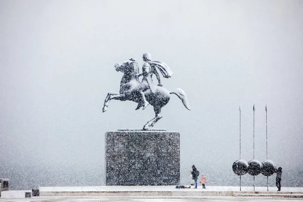 冬の日の市内中心部で雪の中歩くテッサロニキ ギリシャ 2019 — ストック写真