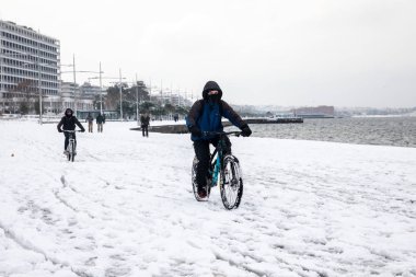 Thessaloniki, Yunanistan - 5 Ocak 2019: kar bir kış gününde şehrin merkezi ile bir motorcu