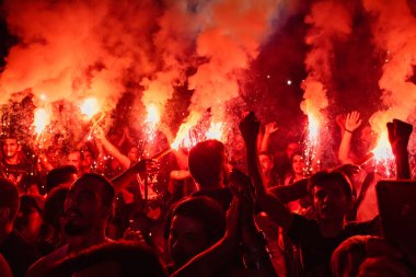 Thessaloniki, Yunanistan - 22 Eylül 2018: Müzik hayranları Selanik şehir açık tiyatro vahşi rock konserinde üzerinde yangın meşale yanmak. Kalabalık Festivali. Tehlikeli yanıcı havai fişek