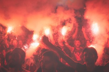 Thessaloniki, Yunanistan - 22 Eylül 2018: Müzik hayranları Selanik şehir açık tiyatro vahşi rock konserinde üzerinde yangın meşale yanmak. Kalabalık Festivali. Tehlikeli yanıcı havai fişek