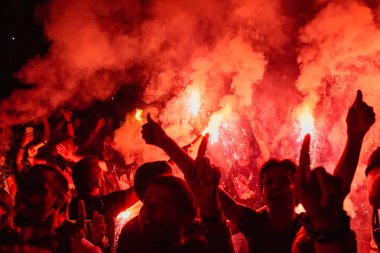 Thessaloniki, Yunanistan - 22 Eylül 2018: Müzik hayranları Selanik şehir açık tiyatro vahşi rock konserinde üzerinde yangın meşale yanmak. Kalabalık Festivali. Tehlikeli yanıcı havai fişek