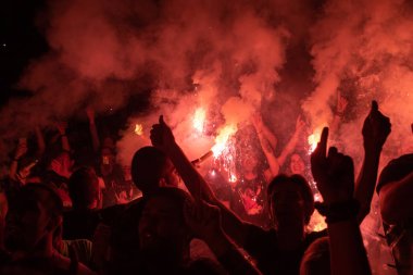 Thessaloniki, Yunanistan - 22 Eylül 2018: Müzik hayranları Selanik şehir açık tiyatro vahşi rock konserinde üzerinde yangın meşale yanmak. Kalabalık Festivali. Tehlikeli yanıcı havai fişek