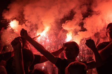 Thessaloniki, Yunanistan - 22 Eylül 2018: Müzik hayranları Selanik şehir açık tiyatro vahşi rock konserinde üzerinde yangın meşale yanmak. Kalabalık Festivali. Tehlikeli yanıcı havai fişek