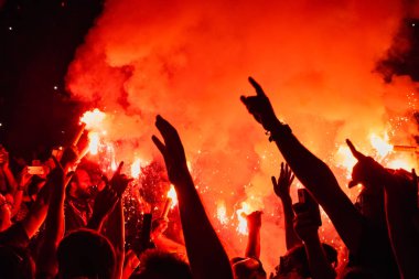 Thessaloniki, Yunanistan - 22 Eylül 2018: Müzik hayranları Selanik şehir açık tiyatro vahşi rock konserinde üzerinde yangın meşale yanmak. Kalabalık Festivali. Tehlikeli yanıcı havai fişek