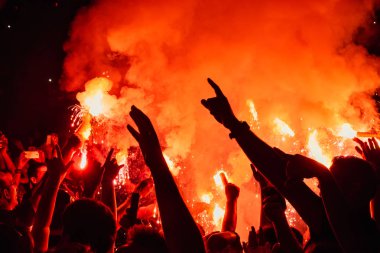 Thessaloniki, Yunanistan - 22 Eylül 2018: Müzik hayranları Selanik şehir açık tiyatro vahşi rock konserinde üzerinde yangın meşale yanmak. Kalabalık Festivali. Tehlikeli yanıcı havai fişek