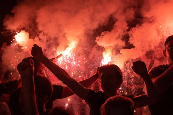 テッサロニキ ギリシャ 2018 音楽ファンはテッサロニキ市のオープン劇場で野生のロック コンサートにたいまつを燃やします 祭りの群衆 危険な可燃性の花火 — ストック写真