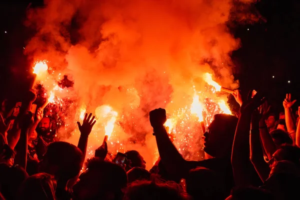 Салоники Греция Сентября 2018 Года Музыкальные Фанаты Зажигают Факел Концерте — стоковое фото