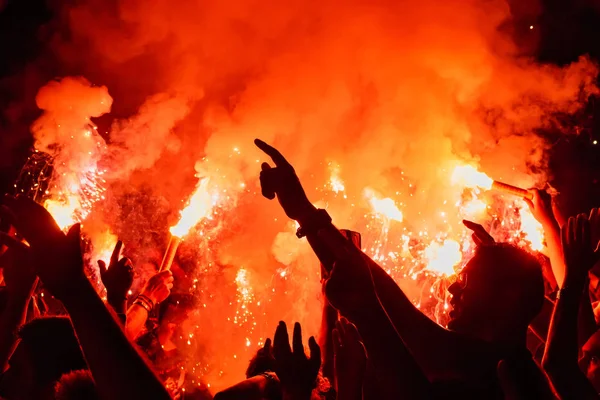 Thessaloniki Greece September 2018 Music Fans Burn Fire Torch Wild — Stock Photo, Image