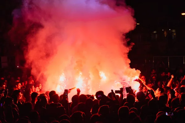 Thessaloniki Yunani September 2018 Penggemar Musik Membakar Obor Api Konser — Stok Foto