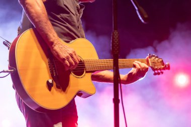 Thessaloniki, Yunanistan - 22 Eylül 2018: akustik gitar açık tiyatro şehrin bulanıklık sahne spot lazer ışınları ile bir rock konserinde sahne sahne alanı'nda eylem.