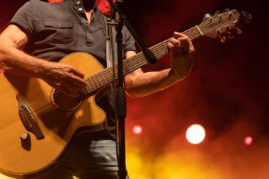 Thessaloniki, Yunanistan - 22 Eylül 2018: akustik gitar açık tiyatro şehrin bulanıklık sahne spot lazer ışınları ile bir rock konserinde sahne sahne alanı'nda eylem.