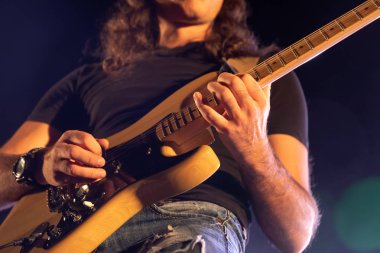 Thessaloniki, Yunanistan - 22 Eylül 2018: Bas gitarist açık tiyatro şehrin bulanıklık sahne spot lazer ışınları ile bir rock konserinde sahne sahne alanı'nda eylem.