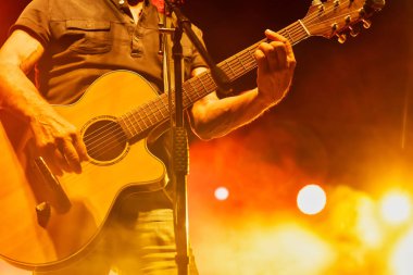 Thessaloniki, Yunanistan - 22 Eylül 2018: akustik gitar açık tiyatro şehrin bulanıklık sahne spot lazer ışınları ile bir rock konserinde sahne sahne alanı'nda eylem.