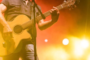 Thessaloniki, Yunanistan - 22 Eylül 2018: akustik gitar açık tiyatro şehrin bulanıklık sahne spot lazer ışınları ile bir rock konserinde sahne sahne alanı'nda eylem.