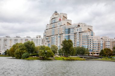 Minsk, Beyaz Rusya - 4 Ekim 2018: Minsk yüksek binalar ile bölümünün görünümünü. Başkenti ve en büyük şehri Belarus Minsk olduğunu.