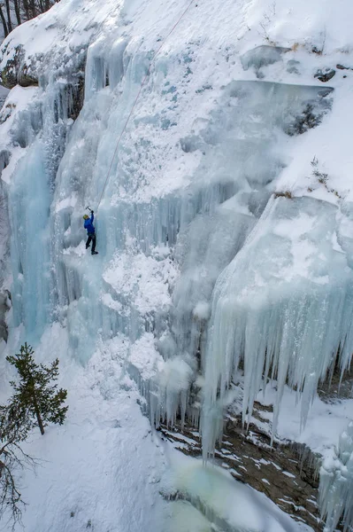 Hielo Escalando Norte Grecia Hombre Escalando Cascada Congelada — Foto de Stock