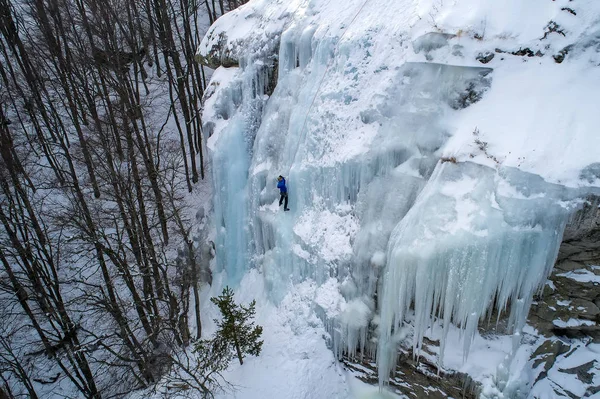 Hielo Escalando Norte Grecia Hombre Escalando Cascada Congelada — Foto de Stock