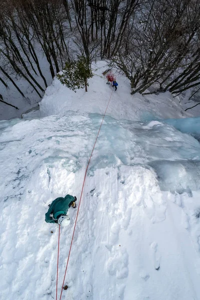 Hielo Escalando Norte Grecia Hombre Escalando Cascada Congelada — Foto de Stock