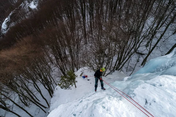 Hielo Escalando Norte Grecia Hombre Escalando Cascada Congelada — Foto de Stock