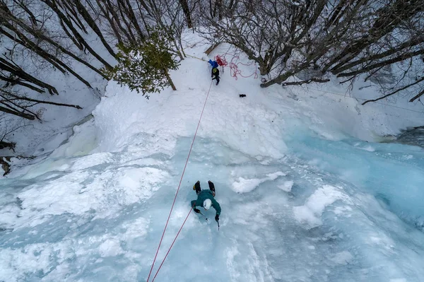 Ice Climbing Północnej Grecji Człowiek Wspinaczka Wodospad Mrożone — Zdjęcie stockowe