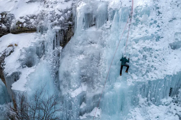 Hielo Escalando Norte Grecia Hombre Escalando Cascada Congelada — Foto de Stock