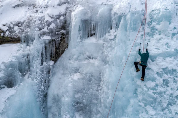 Hielo Escalando Norte Grecia Hombre Escalando Cascada Congelada — Foto de Stock