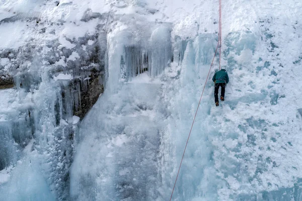 Hielo Escalando Norte Grecia Hombre Escalando Cascada Congelada — Foto de Stock