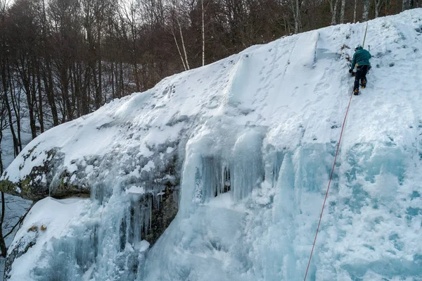 Ice Climbing Północnej Grecji Człowiek Wspinaczka Wodospad Mrożone — Zdjęcie stockowe