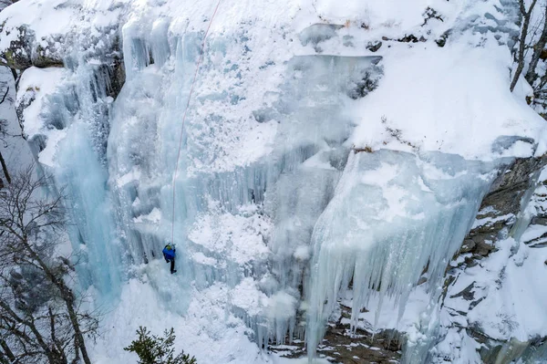 Gelo Escalando Norte Grécia Homem Escalando Cascata Congelada — Fotografia de Stock