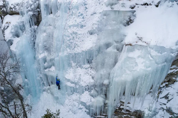 Ledové Lezení Severní Řecko Muž Stoupající Zmrazené Vodopád — Stock fotografie