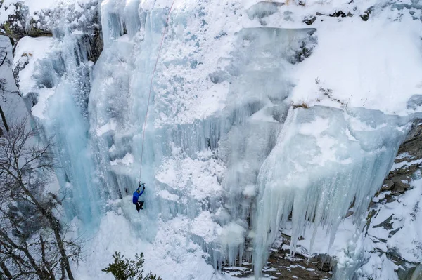 Gelo Escalando Norte Grécia Homem Escalando Cascata Congelada — Fotografia de Stock