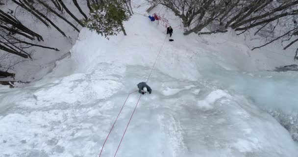 Jégmászás Észak Görögország Man Hegymászó Fagyasztott Vízesés — Stock videók