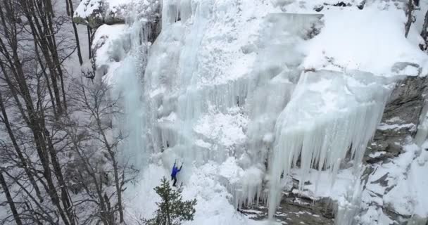Gheață Care Urcă Nordul Greciei Bărbat Urcând Cascada Înghețată — Videoclip de stoc