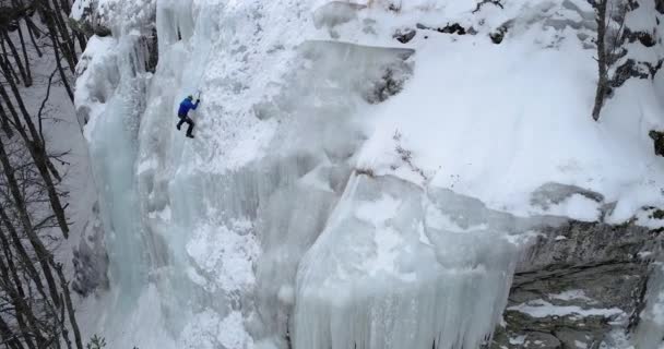 Ice Mendaki Yunani Utara Pria Mendaki Air Terjun Beku — Stok Video