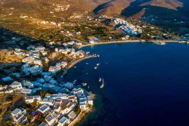 Katapola Köyü, hava görünümünü Amorgos Island, Cyclades, Ege, Yunanistan