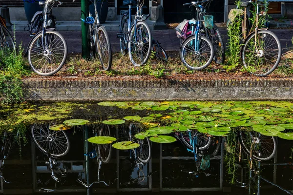 Крупный План Велосипедов Отражением Канале Городе Делфт Нидерланды — стоковое фото
