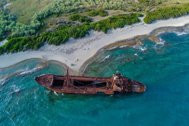 Batık Dimitrios (eski adı Klintholm) Gythio Peloponnese, Yunanistan için havadan görünümü