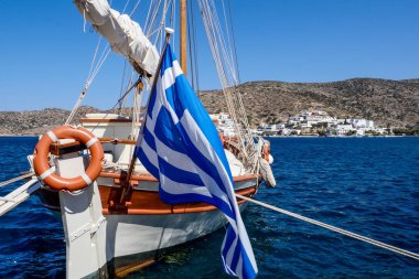 Amorgos, Yunanistan - 31 Temmuz 2018: traditonal balıkçı tekneleri Katapola Port, Amorgos Island, Yunanistan