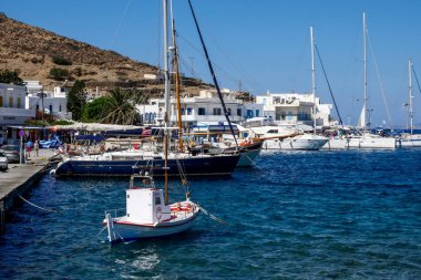 Amorgos, Yunanistan - 31 Temmuz 2018: traditonal balıkçı tekneleri Katapola Port, Amorgos Island, Yunanistan