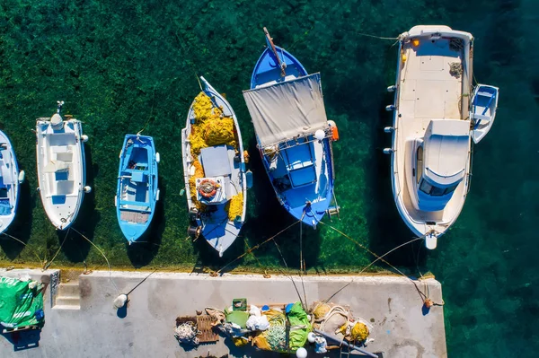 Katapola ポート アモルゴス島ギリシャの伝統的漁船の航空写真 — ストック写真
